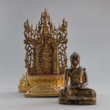 Lackvergoldete Figur des Buddha auf Holzthron - Foto 2