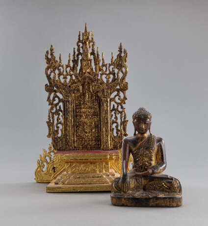 Lackvergoldete Figur des Buddha auf Holzthron - photo 2