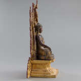 Lackvergoldete Figur des Buddha auf Holzthron - photo 3