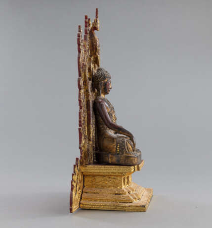 Lackvergoldete Figur des Buddha auf Holzthron - фото 3