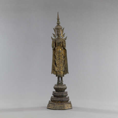 Stehender Buddha aus Bronze mit prächtiger Vergoldung - photo 1