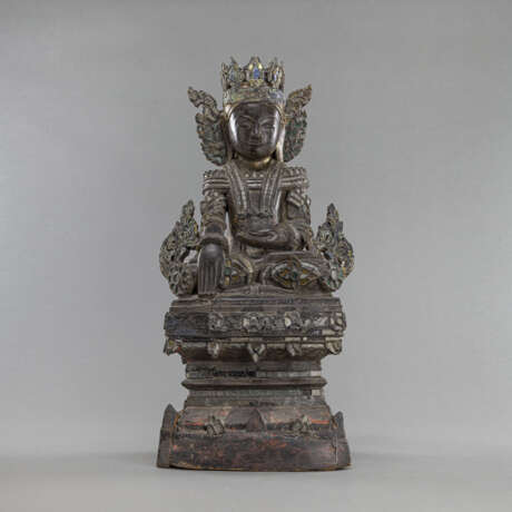 Figur des sitzenden Buddha auf einem hohen Thron aus Holz mit Einlagen - photo 1