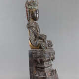 Figur des sitzenden Buddha auf einem hohen Thron aus Holz mit Einlagen - photo 2