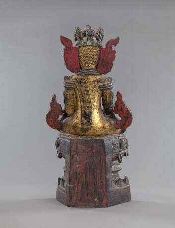Figur des sitzenden Buddha auf einem hohen Thron aus Holz mit Einlagen - photo 3
