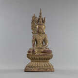 Figur des Buddha auf einem Thron aus Holz mit Lackauflage und Vergoldung - photo 1