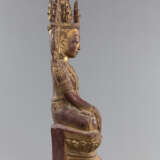 Figur des Buddha auf einem Thron aus Holz mit Lackauflage und Vergoldung - photo 2