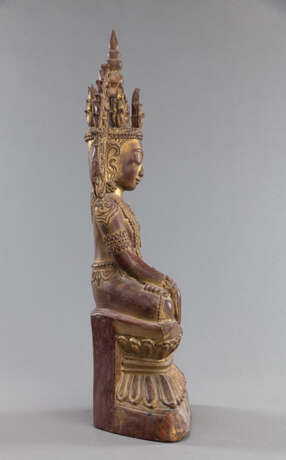 Figur des Buddha auf einem Thron aus Holz mit Lackauflage und Vergoldung - photo 2