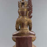 Figur des Buddha auf einem Thron aus Holz mit Lackauflage und Vergoldung - photo 3
