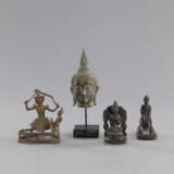 Gruppe von 4 Bronzen, u.a, Kopf des Buddha - Foto 1