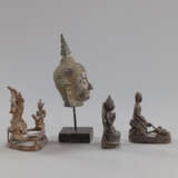 Gruppe von 4 Bronzen, u.a, Kopf des Buddha - photo 2