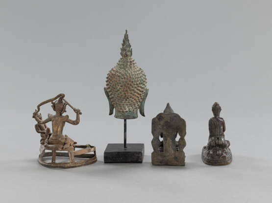 Gruppe von 4 Bronzen, u.a, Kopf des Buddha - photo 3
