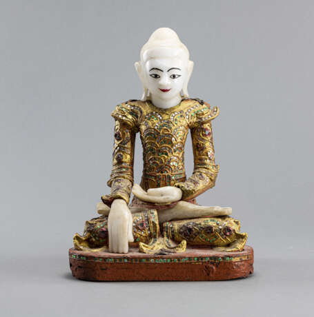 Buddha Shakyamuni teils aus Alabaster und Holz mit Lackfassung und Glassteinbesatz - photo 1
