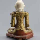 Buddha Shakyamuni teils aus Alabaster und Holz mit Lackfassung und Glassteinbesatz - photo 3