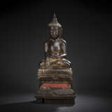 Skulptur des Buddha Shakyamuni aus Holz mit schwarzer, roter und goldfarbener Lackfassung im Meditationssitz - photo 1