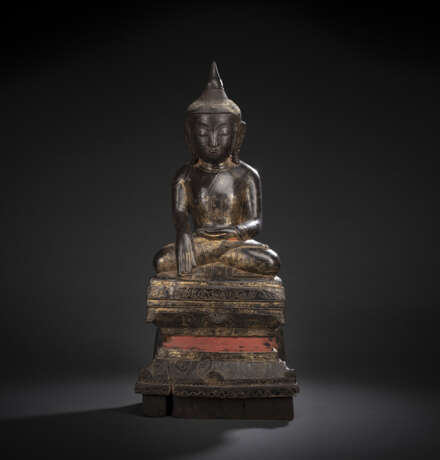 Skulptur des Buddha Shakyamuni aus Holz mit schwarzer, roter und goldfarbener Lackfassung im Meditationssitz - photo 1