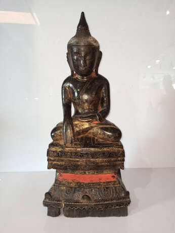 Skulptur des Buddha Shakyamuni aus Holz mit schwarzer, roter und goldfarbener Lackfassung im Meditationssitz - photo 2