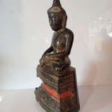 Skulptur des Buddha Shakyamuni aus Holz mit schwarzer, roter und goldfarbener Lackfassung im Meditationssitz - фото 3