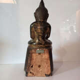 Skulptur des Buddha Shakyamuni aus Holz mit schwarzer, roter und goldfarbener Lackfassung im Meditationssitz - фото 4