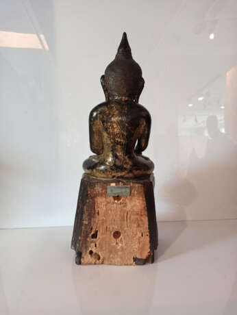 Skulptur des Buddha Shakyamuni aus Holz mit schwarzer, roter und goldfarbener Lackfassung im Meditationssitz - photo 4
