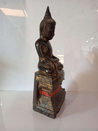 Skulptur des Buddha Shakyamuni aus Holz mit schwarzer, roter und goldfarbener Lackfassung im Meditationssitz - фото 5