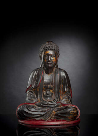 Skulptur des Buddha Shakyamuni aus Holz mit schwarzer, roter und goldfarbener Lackfassung - photo 1