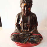 Skulptur des Buddha Shakyamuni aus Holz mit schwarzer, roter und goldfarbener Lackfassung - photo 2
