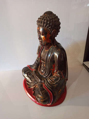 Skulptur des Buddha Shakyamuni aus Holz mit schwarzer, roter und goldfarbener Lackfassung - photo 3