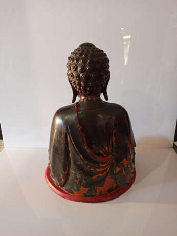 Skulptur des Buddha Shakyamuni aus Holz mit schwarzer, roter und goldfarbener Lackfassung - photo 4