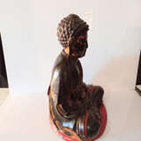 Skulptur des Buddha Shakyamuni aus Holz mit schwarzer, roter und goldfarbener Lackfassung - photo 5