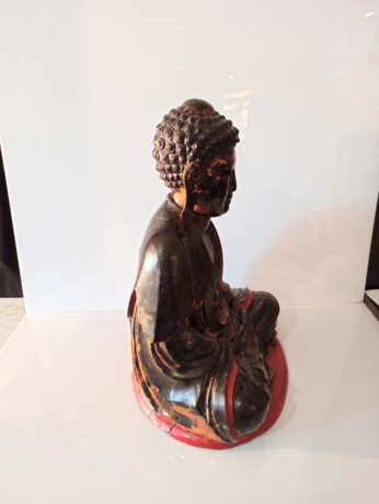 Skulptur des Buddha Shakyamuni aus Holz mit schwarzer, roter und goldfarbener Lackfassung - photo 5