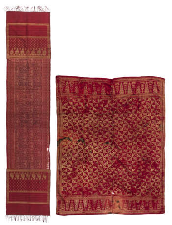 Zwei songket Textilien, rotgrundige Textilien mit feinem Dekor von durchwebten Goldfäden. Eines mit zentraler Ikat Musterung. - Foto 1