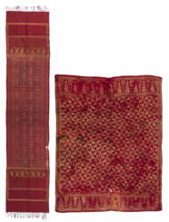 Zwei songket Textilien, rotgrundige Textilien mit feinem Dekor von durchwebten Goldfäden. Eines mit zentraler Ikat Musterung.