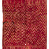 Zwei songket Textilien, rotgrundige Textilien mit feinem Dekor von durchwebten Goldfäden. Eines mit zentraler Ikat Musterung. - Foto 2