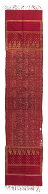 Zwei songket Textilien, rotgrundige Textilien mit feinem Dekor von durchwebten Goldfäden. Eines mit zentraler Ikat Musterung. - Foto 3