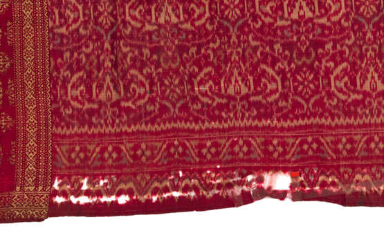 Zwei songket Textilien, rotgrundige Textilien mit feinem Dekor von durchwebten Goldfäden. Eines mit zentraler Ikat Musterung. - Foto 4