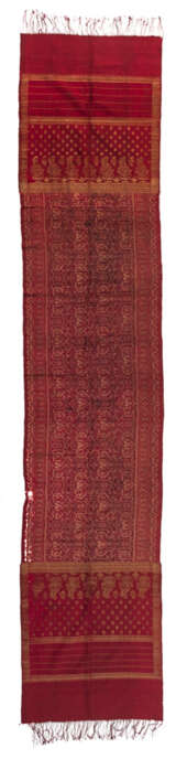 Zwei songket Textilien, rotgrundige Textilien mit feinem Dekor von durchwebten Goldfäden. Eines mit zentraler Ikat Musterung. - Foto 5