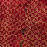Zwei songket Textilien, rotgrundige Textilien mit feinem Dekor von durchwebten Goldfäden. Eines mit zentraler Ikat Musterung. - Foto 6