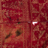 Zwei songket Textilien, rotgrundige Textilien mit feinem Dekor von durchwebten Goldfäden. Eines mit zentraler Ikat Musterung. - Foto 7