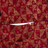 Zwei songket Textilien, rotgrundige Textilien mit feinem Dekor von durchwebten Goldfäden. Eines mit zentraler Ikat Musterung. - Foto 8