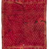 Zwei songket Textilien, rotgrundige Textilien mit feinem Dekor von durchwebten Goldfäden. Eines mit zentraler Ikat Musterung. - Foto 10