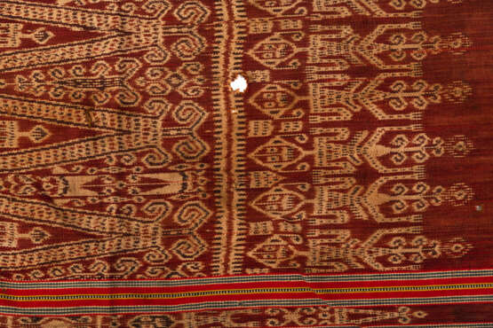 Zeremonialtuch (pua kumbu) aus Baumwolle mit kleinen Ahnenfiguren - фото 2