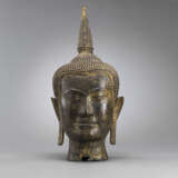 Großer Bronezekopf des Buddha Shakyamuni, teils vergoldet - Foto 1