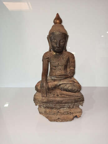 Skulptur des Buddha aus Holz mit Lackfassung - photo 2