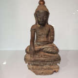 Skulptur des Buddha aus Holz mit Lackfassung - photo 2