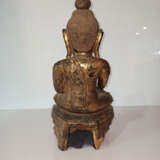 Skulptur des Buddha aus Holz mit Lackfassung - photo 4