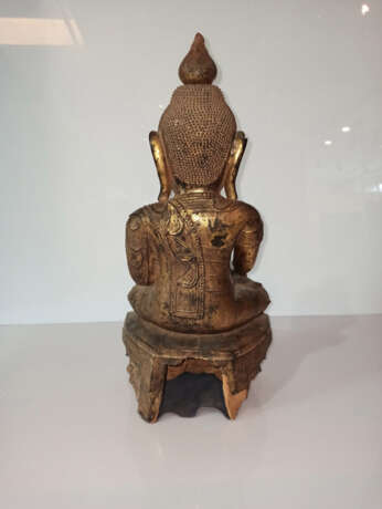 Skulptur des Buddha aus Holz mit Lackfassung - photo 4