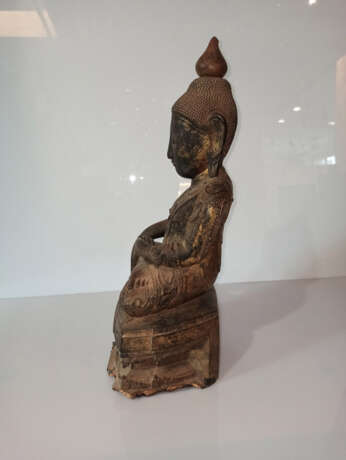 Skulptur des Buddha aus Holz mit Lackfassung - photo 5