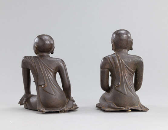 Paar sitzende buddistische Mönche aus Bronze - фото 3