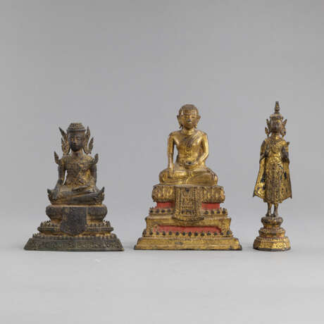 Drei Buddhafiguren aus Bronze mit Vergoldung - photo 1