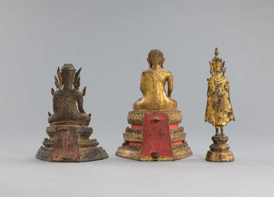 Drei Buddhafiguren aus Bronze mit Vergoldung - photo 2